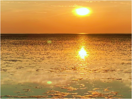 Strandlandschaft beim Ebbe im Sonnenuntergang. Harmonie erleben